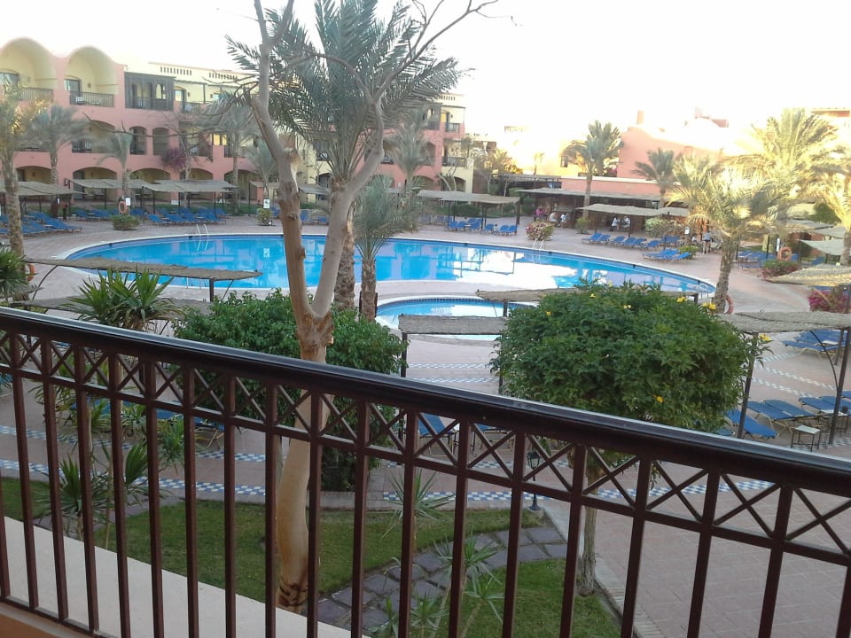 Вид из окна на теплый бассейн в релакс-зоне Jaz Makadi Saraya Resort