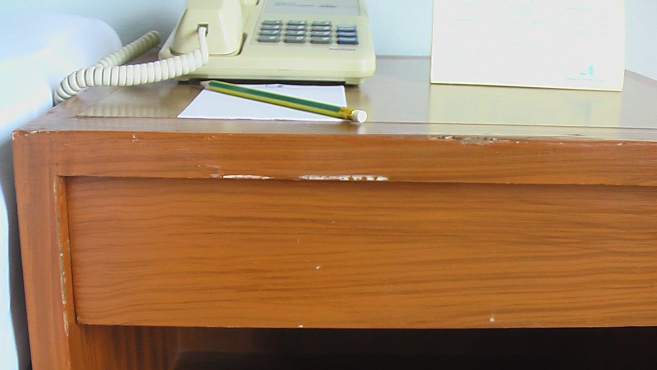 Holzabrieb am Nachtkästchen  Hotel Phuket Merlin