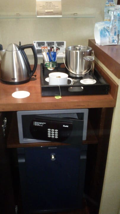 Safe und Kaffe- und Tee-Zubereitung Courtyard by Marriott Prague City