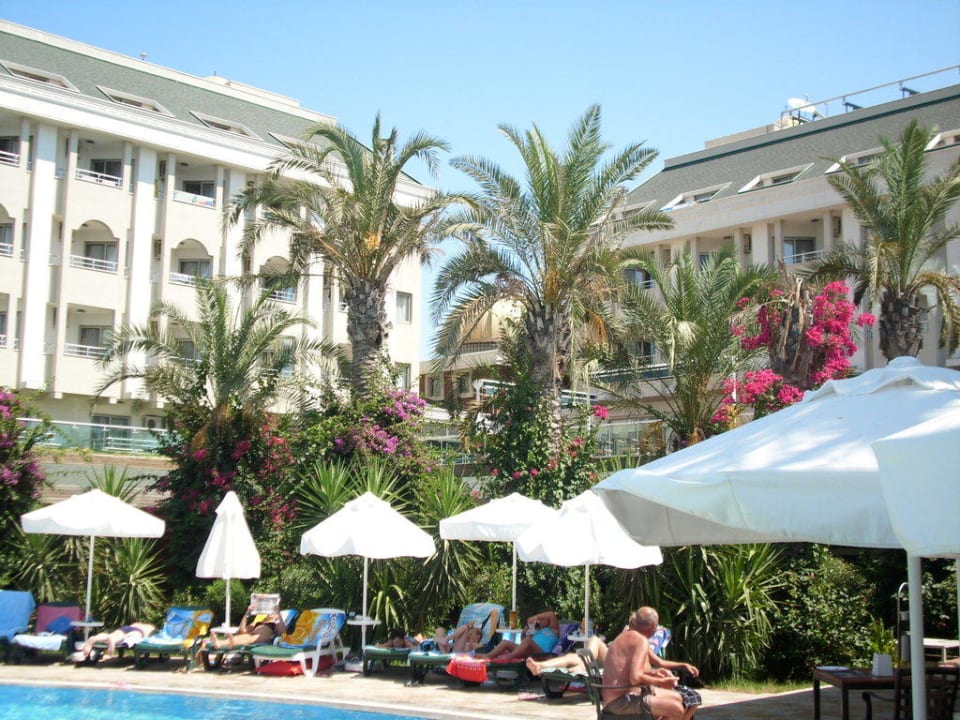 Ausblick vom Pool auf das Hotel Calimera Hane Garden
