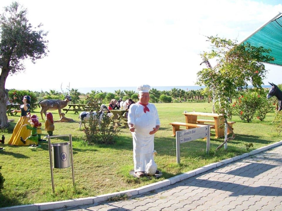 Figuren im Park Hotel Süral Resort