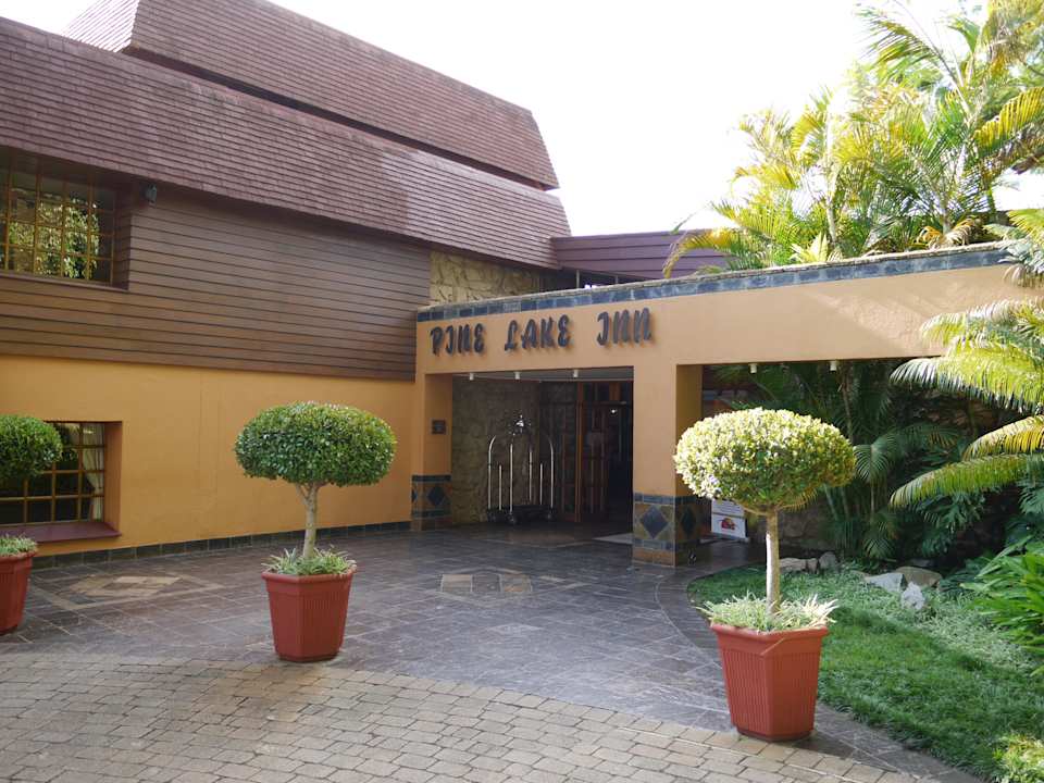 Hoteleingang Pine Lake Inn