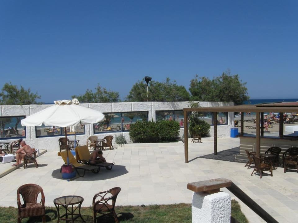 Niedziałający bar przy plaży Apollonia Beach Resort & Spa