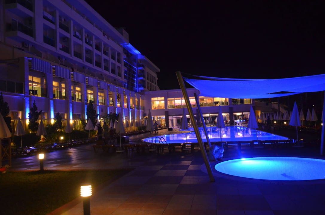 Basen nocą Solivia Hotel