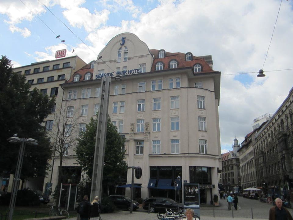 Das Hotel vom Bahnhof aus gesehen Seaside Park Hotel