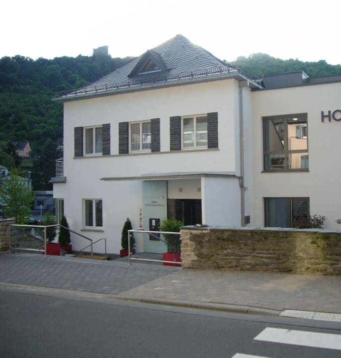 Der Vordereingang zur Straße hin. Hotel Im Schulhaus