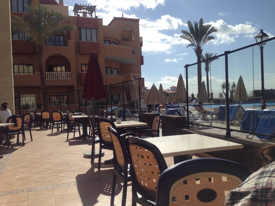 Sitzecke vor dem Restaurant Grand Muthu Golf Plaza Hotel & Spa