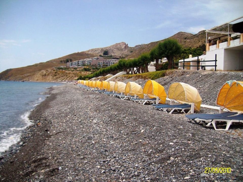 Schal und steinig - aber toll Dimitra Beach Hotel & Suites