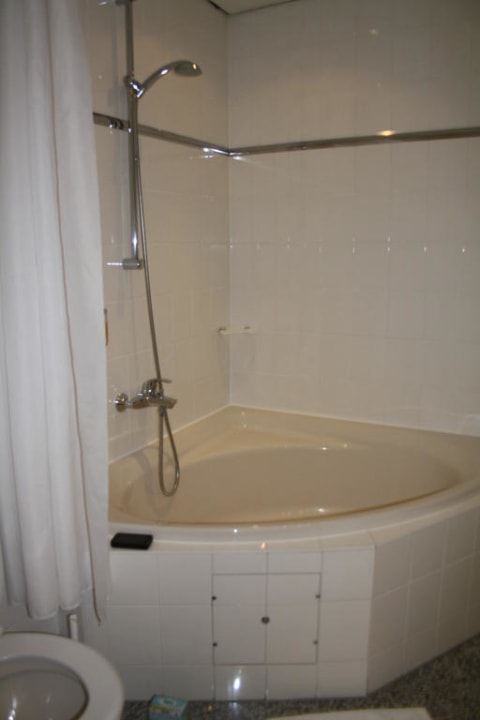 Eckbade Wanne der Kolonialsuite Seehotel Frankenhorst - BW Signature Collection