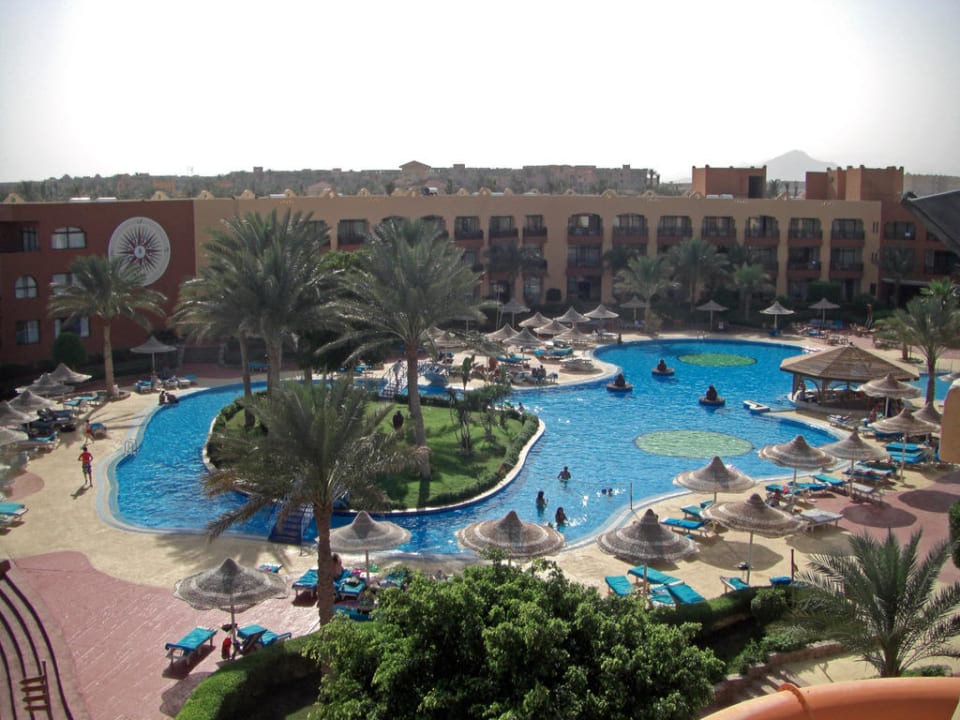 Pool nächst dem Hauptgebäude Hotel Nubian Village