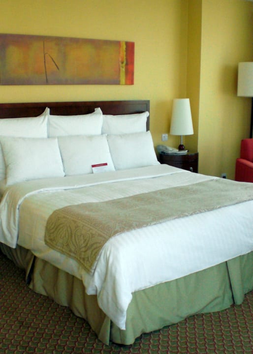 Großes Doppelbett London Marriott Hotel Canary Wharf