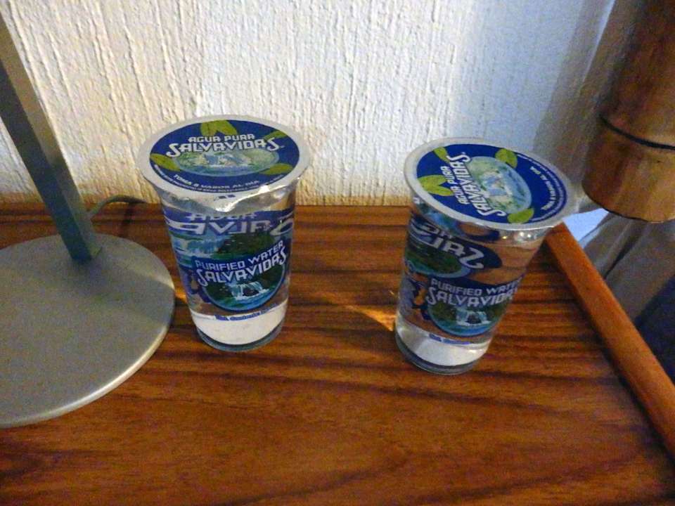 Gratis Wasser im Zimmer 204 Nanajuana Hotel Marina & Yachtclub