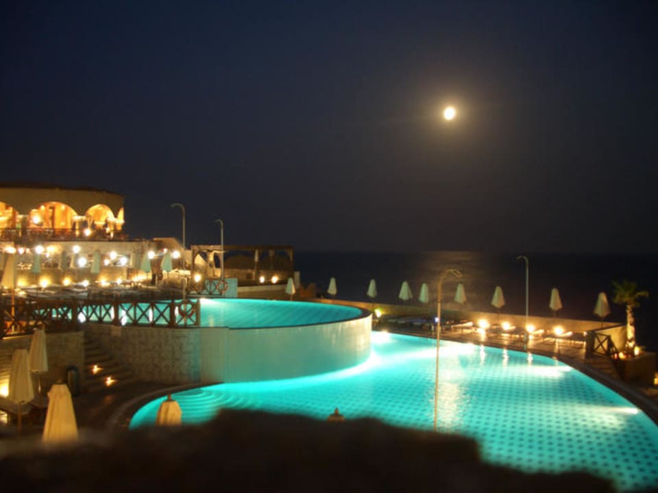 Poolanlage am Abend Hotel Kalithea Horizon Royal