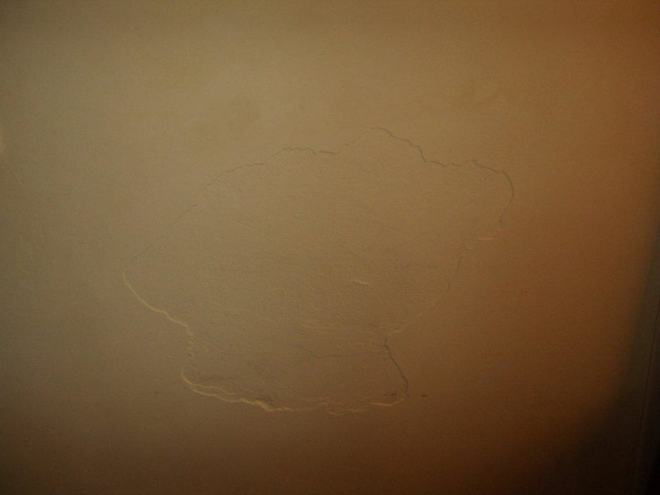 Der Putz fällt von der Wand Kamelya Aishen Club