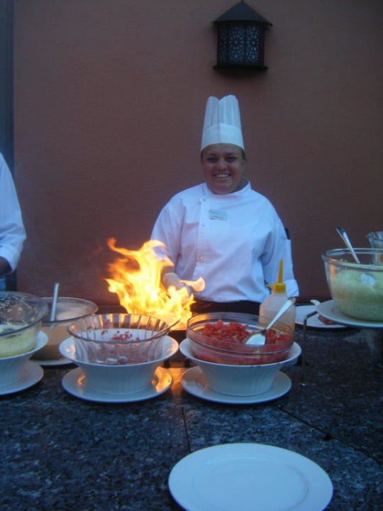 Emine macht Omelett TUI BLUE Palm Garden