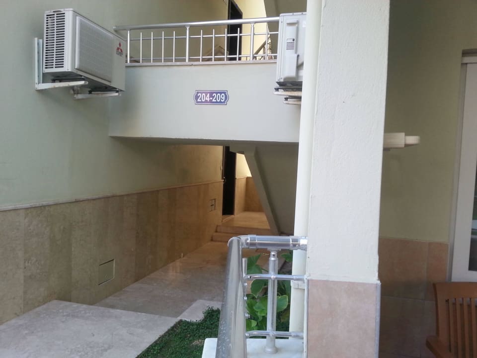 Eingang zum Apartament  Hotel Sirma