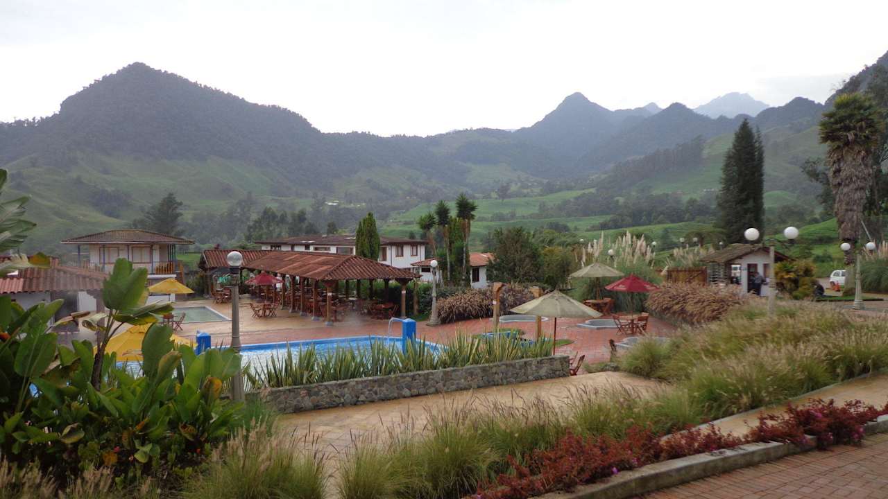 Panorámica del hotel y el entorno montañoso Hotel Termales El Otoño