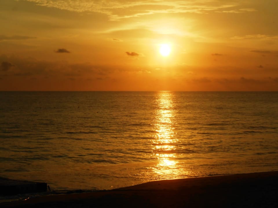 Sonnenuntergang am Strand La Flora Khao Lak