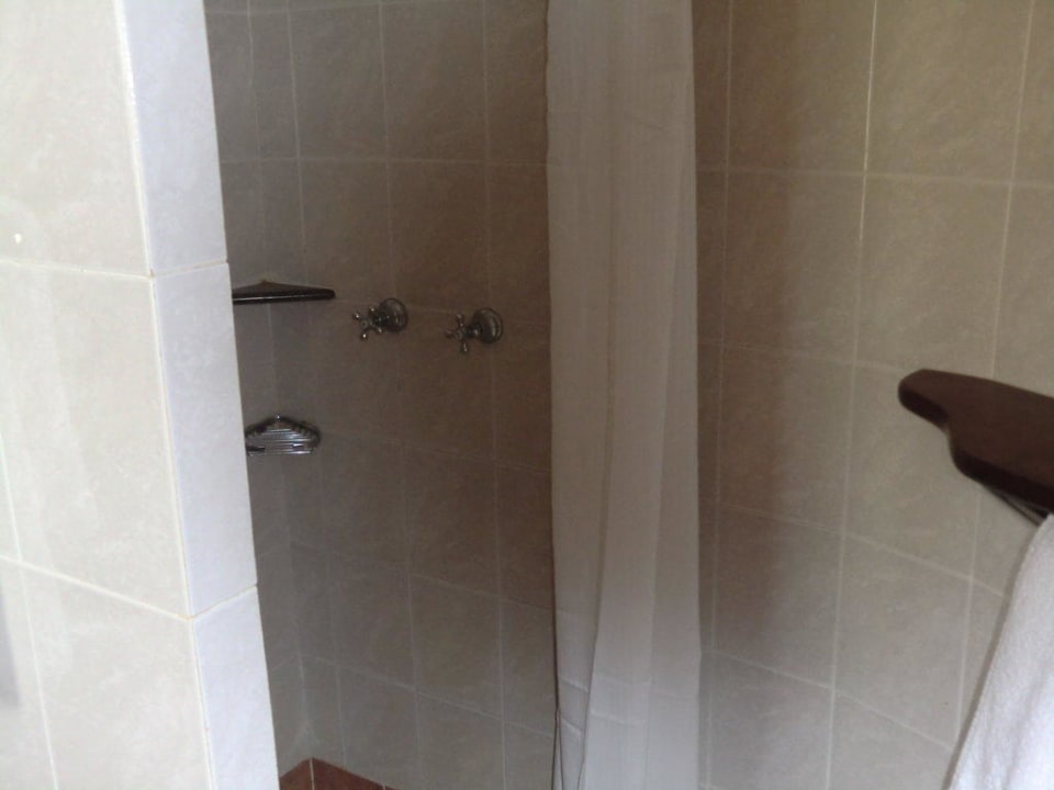 Kleine Dusche, alles sehr sauber Amboseli Serena Safari Lodge