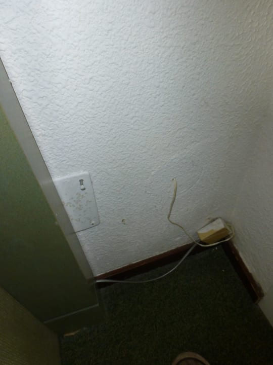 Lose Schrauben/Kabel incl Dreck wie überall Hotel Vibra Beverly Playa