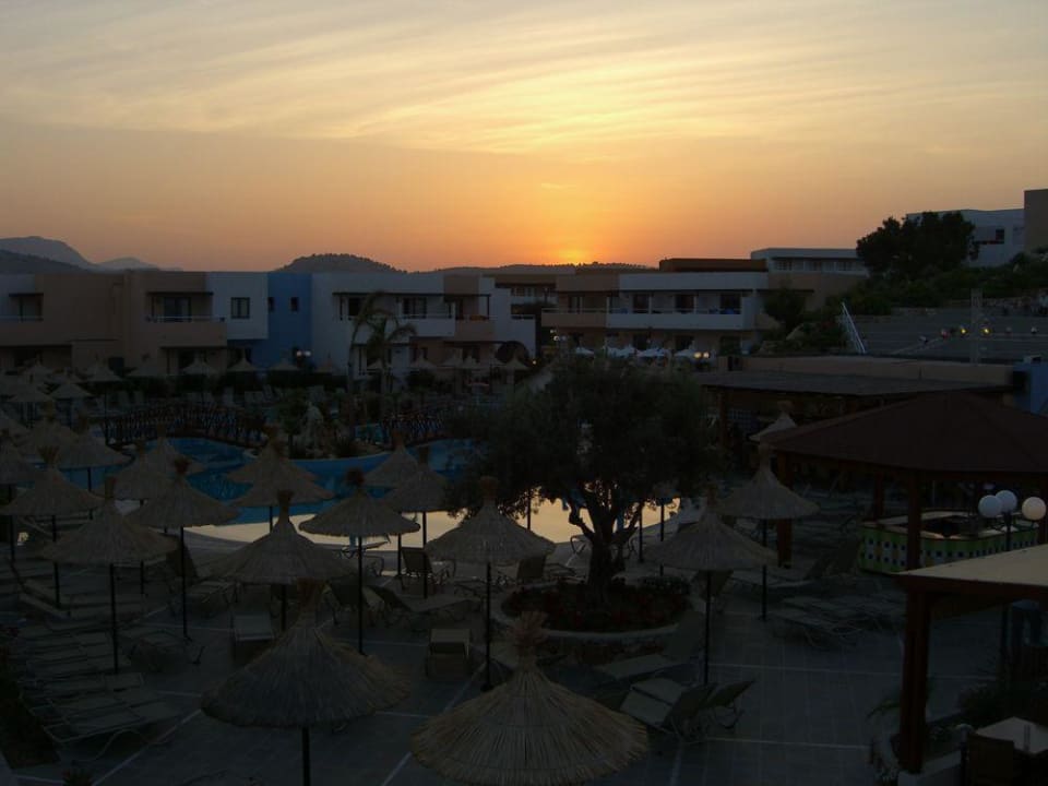 Sonnenuntergang über der Anlage Atlantica Mikri Poli Rhodes