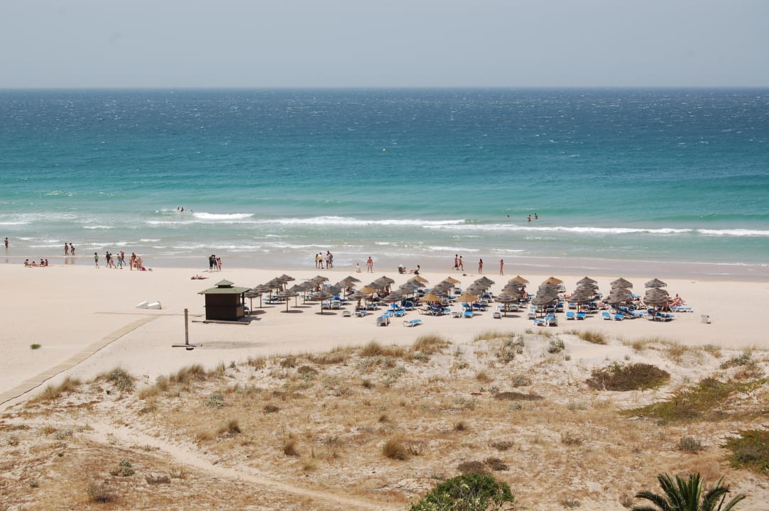 Blick vom Hotelgarten auf den Strand Fuerte Conil-Resort