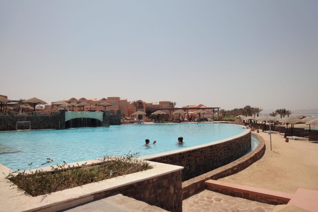 Jeden z dwóch basenów Radisson Blu Resort, El Quseir