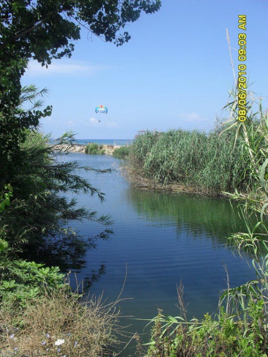 Weg mit Fluss zum Strand Side Royal Paradise Hotel