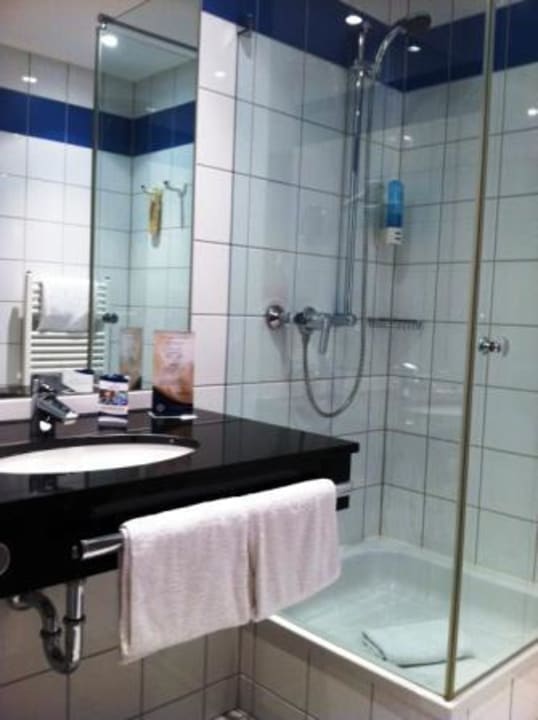 Waschtisch & Dusche Hotel Tulip Inn Düsseldorf Arena