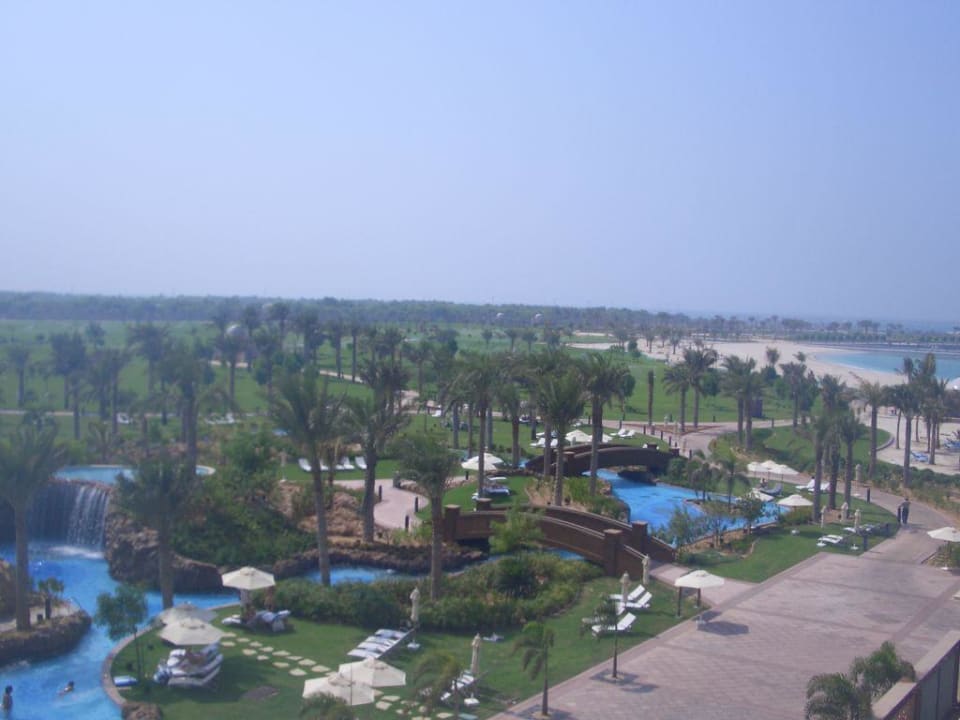 Aussicht vom Balkon auf Pool und Strand Emirates Palace Mandarin Oriental