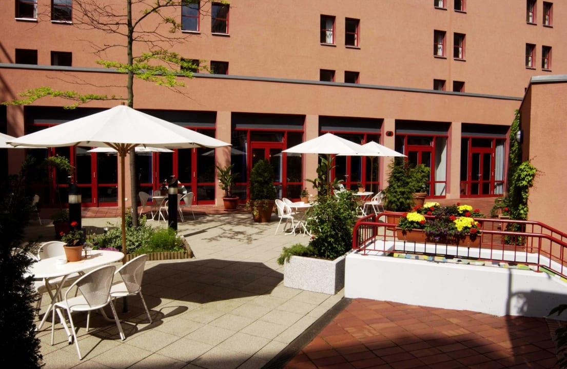 Innenhof-Terrasse TRYP by Wyndham Halle