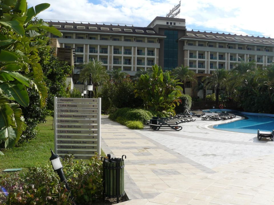Blick vom Pool aufs Hotel Sunis Kumköy Beach Resort Hotel & Spa