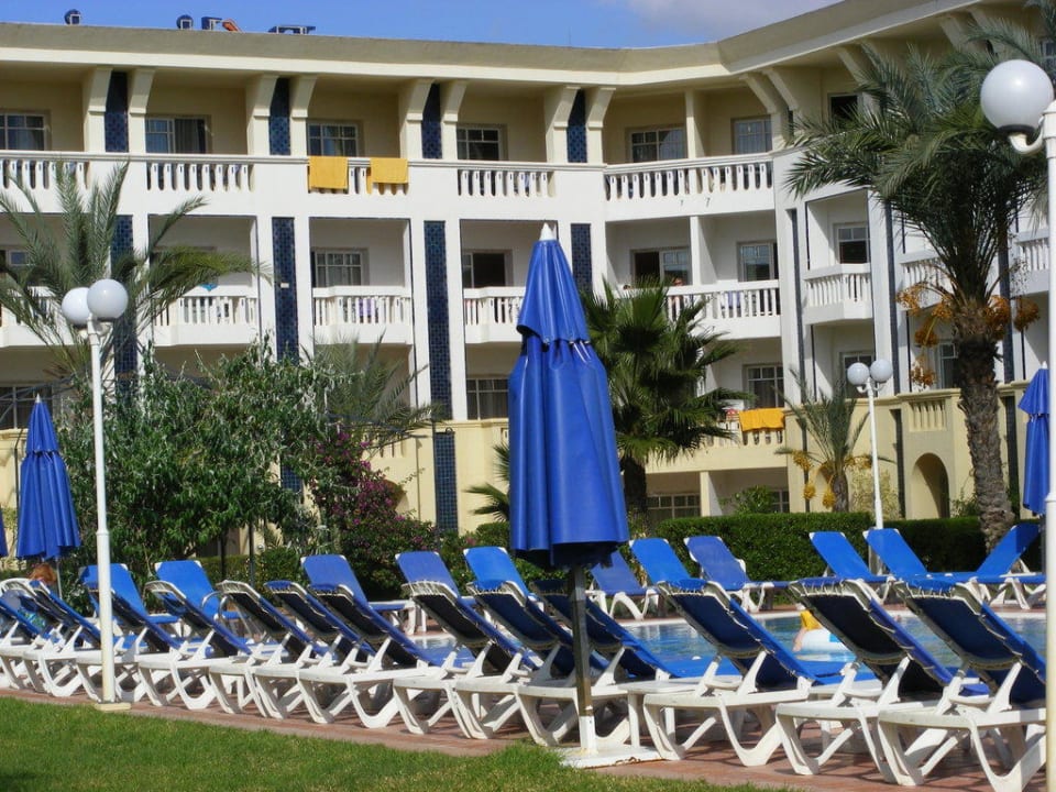 Blick vom Ruhepool auf einen Teil des Hotels Hotel Medina Belisaire & Thalasso