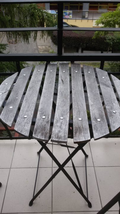 Völlig versifter Balkontisch Villa Antares