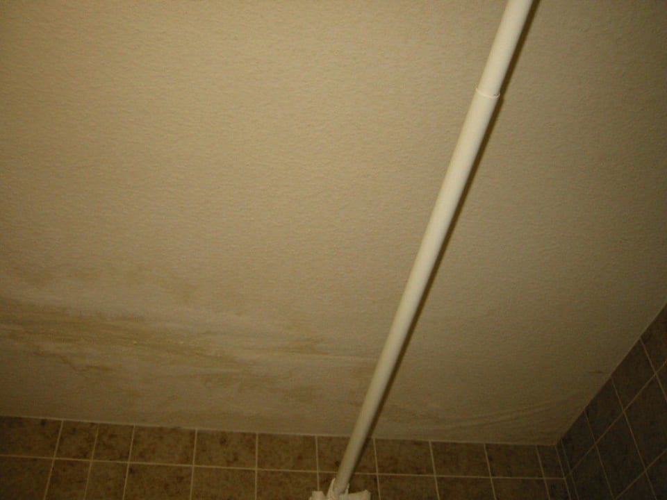 Wasserflecken an der Badezimmerdecke Parkhotel Kirchberg