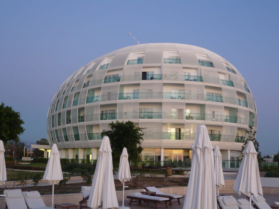 Blick vom Pool zum Hotel Gold Island Selected