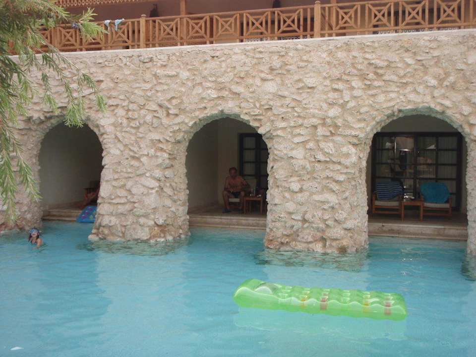 Zugänge bzw. Terrassen der Poolsuiten Ghazala Gardens