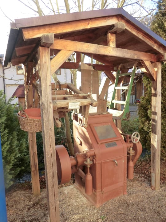 Gegenüber dem Hotel Gasthaus Hirschen-Dorfmühle