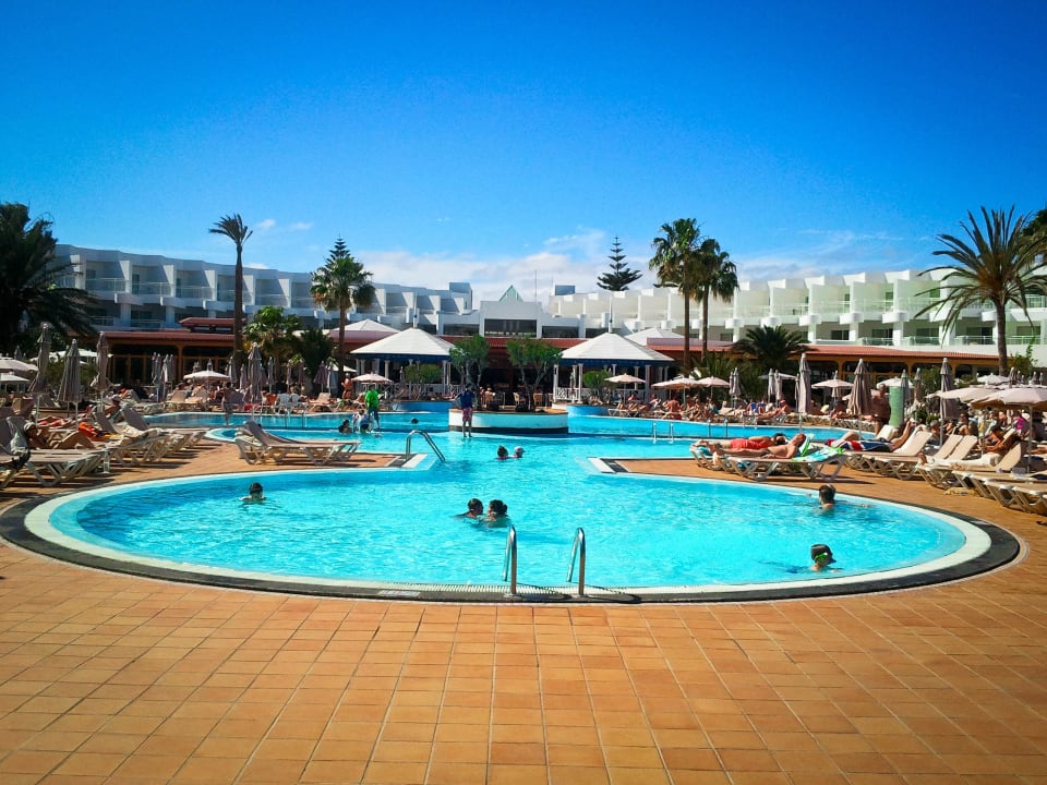 Pool mit Blick aufs Hotel Hotel Riu Paraiso Lanzarote