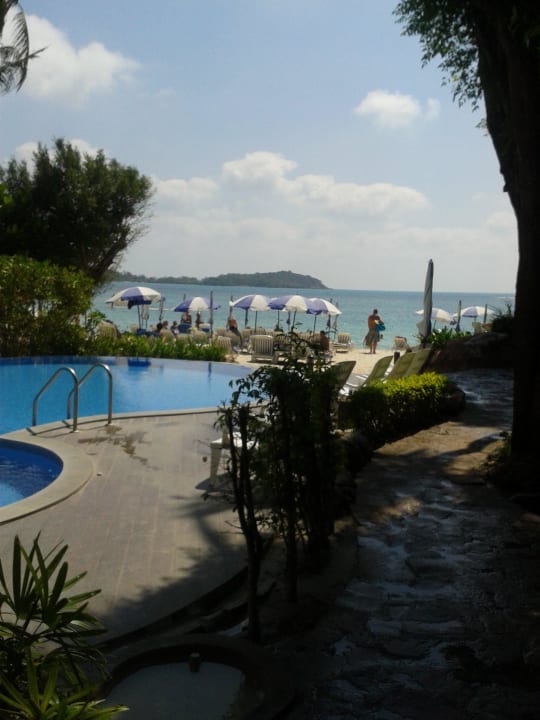 Vom Restaurant zum Strand am Pool vorbei Samui Natien Resort