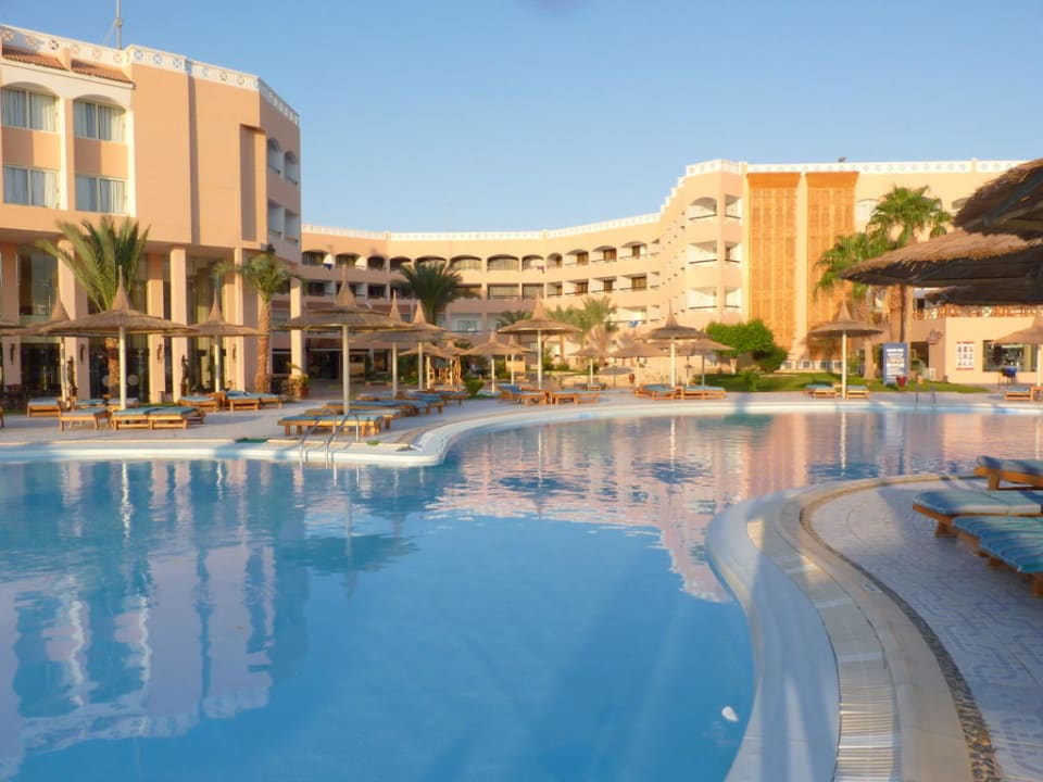 Basen i widok na hotel Beach Albatros Resort