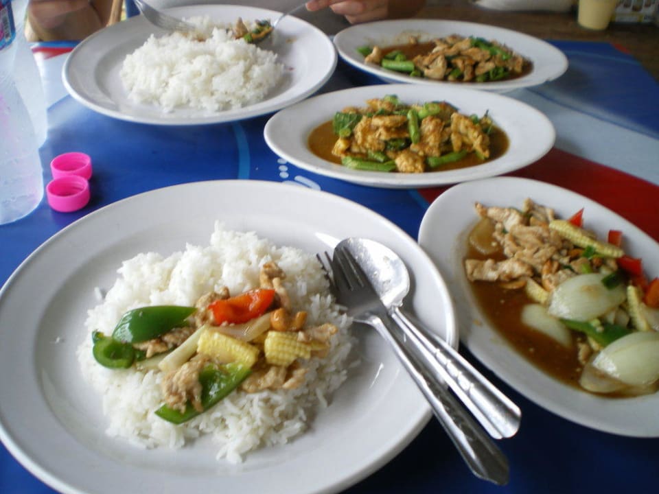 Restaurant neben dem Hotel "Nang Thai Food" The Fair House Beach Resort