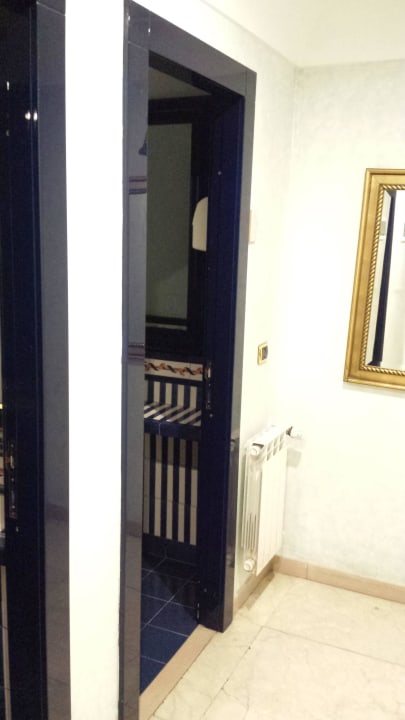 Eingang zur Toilette Hotel Napoleon