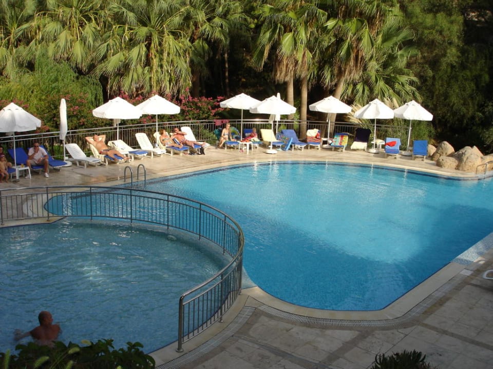 Relaxpool mit sauberem, schattigem Kinderbecken  Melas Holiday Village