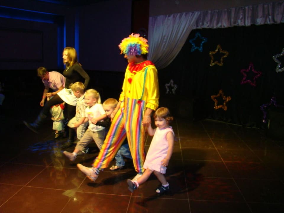 21 Uhr - Die Kinder verabschieden sich vom Disco. Side Sun Hotel