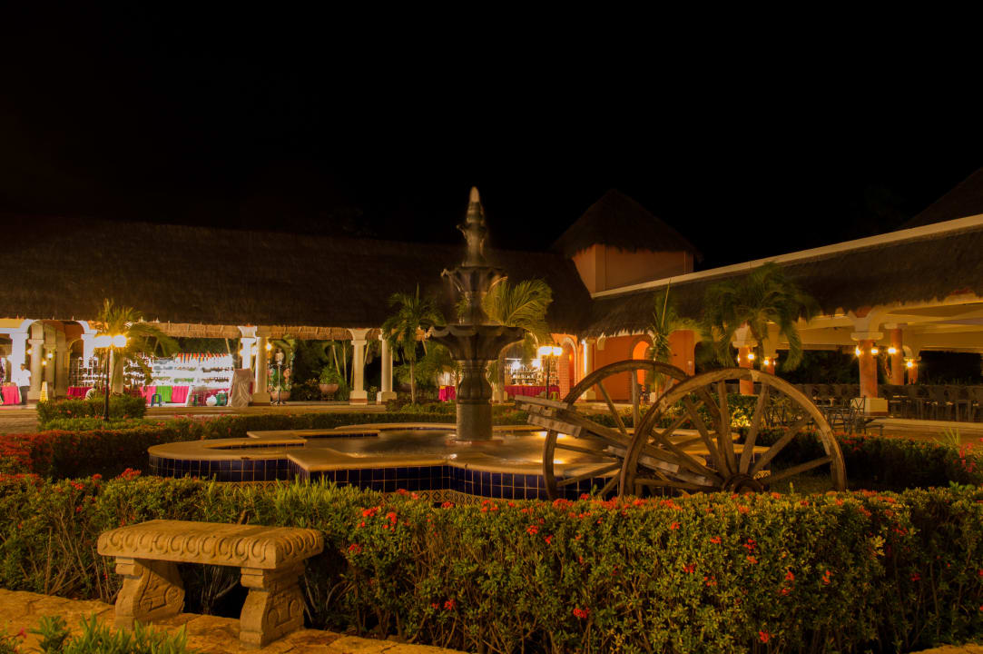 Platz zwischen Kantenah und Collonial Grand Palladium Kantenah Resort & Spa