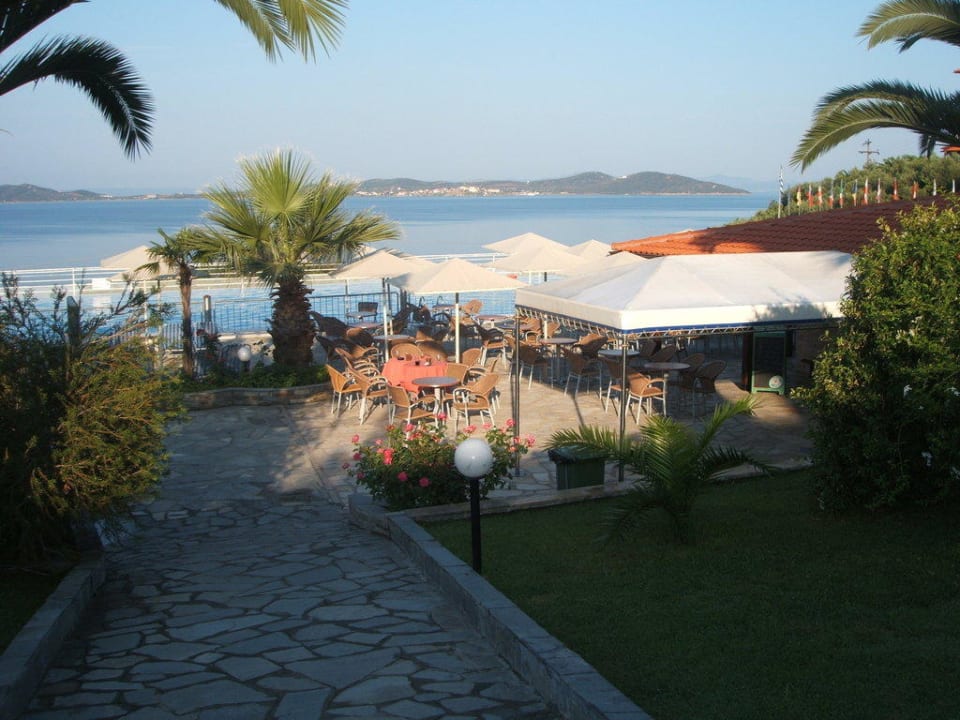 Weg von Mainbar zum Pool Akrathos Beach Hotel