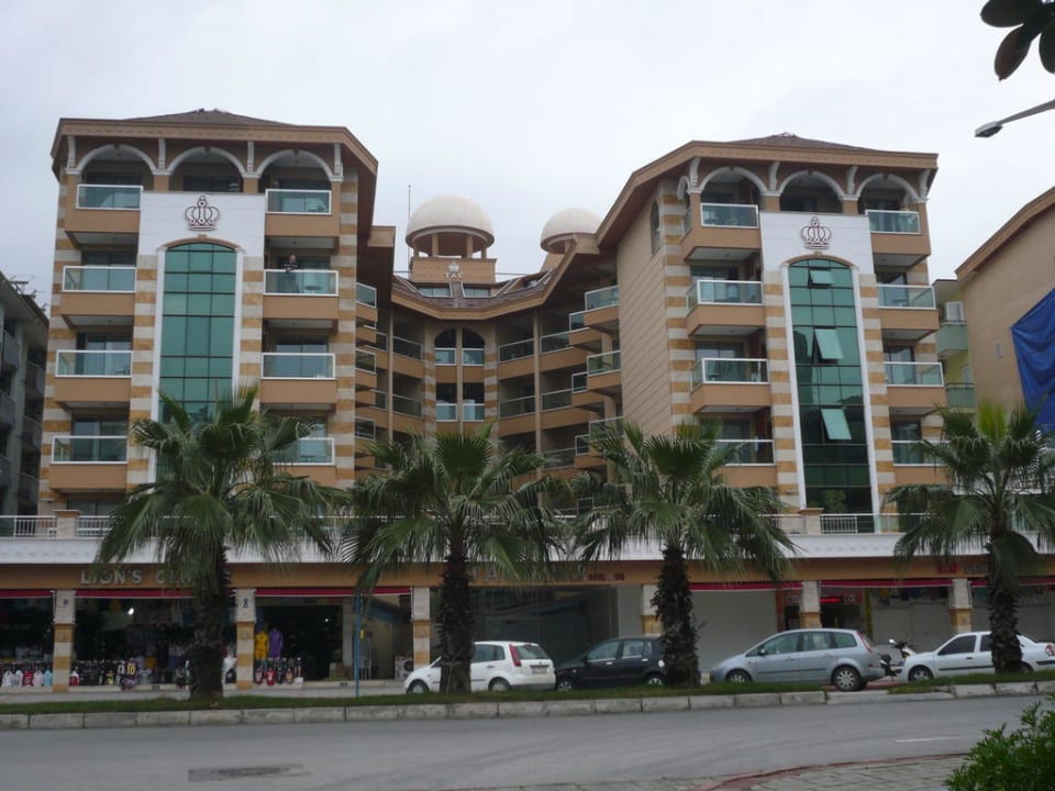 Hotel von der gegenüberliegenden Strassenseite aus Tac Premier Hotel & Spa