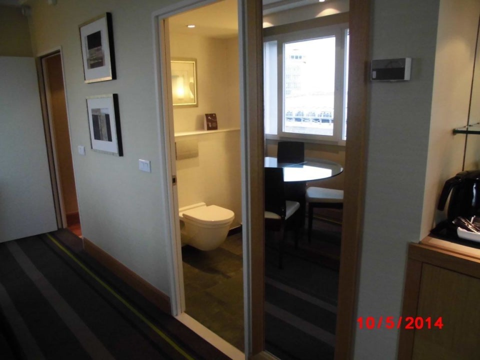 Blick zum Badezimmer Sheraton Brussels Airport Hotel