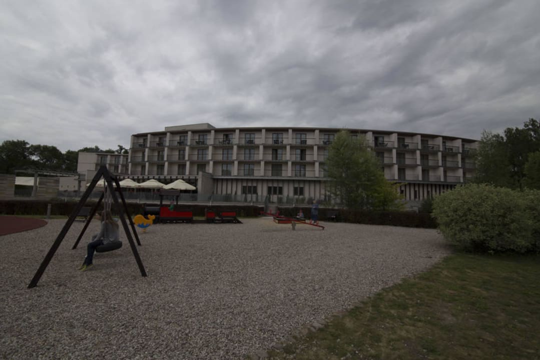 Widok z placu zabaw Holiday Inn Warszawa Józefów